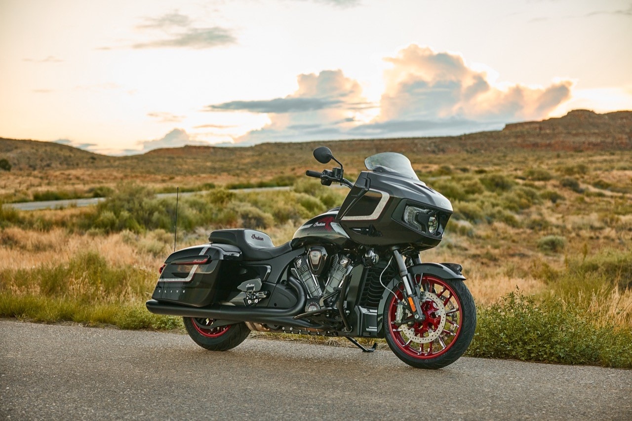 <div class='descrGalleryTitle'>CHALLENGER ELITE 2024, REGINA DELLE BAGGER</div><div class='descrGalleryText'><p>Rivista anche la&nbsp;<b>Challenger Elite in versione 2024</b>. Promette di essere la “bagger definitiva”, e sarà disponibili in appena 325 esemplari in tutto il mondo; la colorazione scelta è su base nera con dettagli rosso scuro e argento. La nuova Indian&nbsp;Challenger Elite&nbsp;si distingue per l’<b>impianto&nbsp;PowerBand Audio</b>, un’altra delle principali novità 2024. Il sistema prevede 4 altoparlanti da 100 Watt ciascuno, due sulla carenatura e due sulle borse laterali.&nbsp;</p>
<p>La <b>Challenger Elite</b> è spinta anche lei da un bicilindrico a V di 60° ma <b>da ben&nbsp;1.768 cc</b>, che eroga 122 cavalli ma soprattutto una&nbsp;<b>devastante coppia di 178 Nm&nbsp;</b>ad appena 3.800 giri. Il peso che deve portarsi dietro non è tuttavia indifferente: 365 kg.</p>
</div>